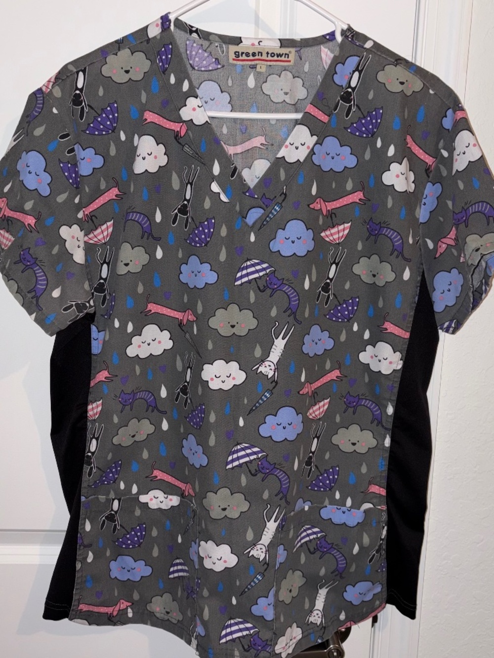 Green Town Gray Printed Women's Scrub Top Raining Cats and Dogs Size Medium